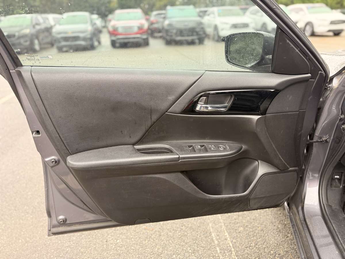 2017 Honda Accord LX photo 10