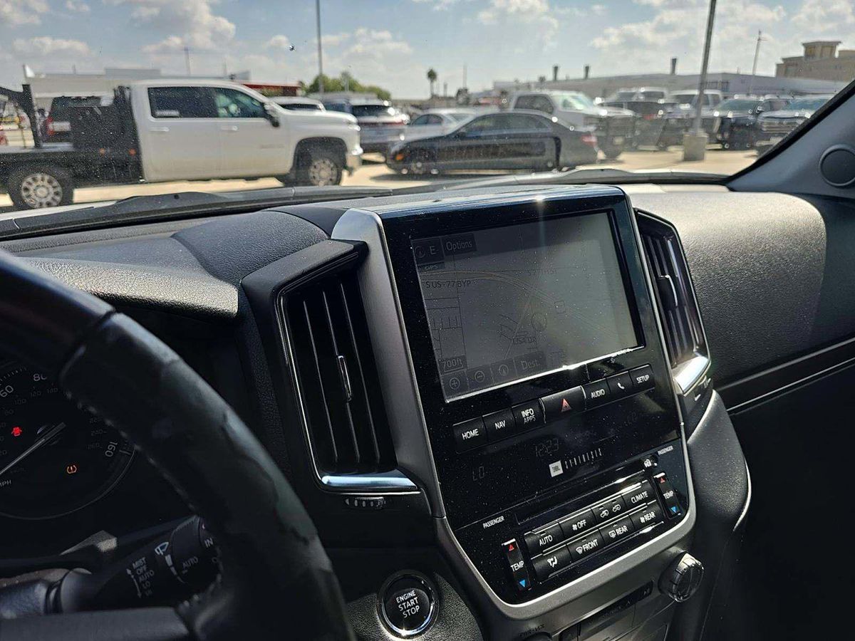 2016 Toyota Land Cruiser photo 3