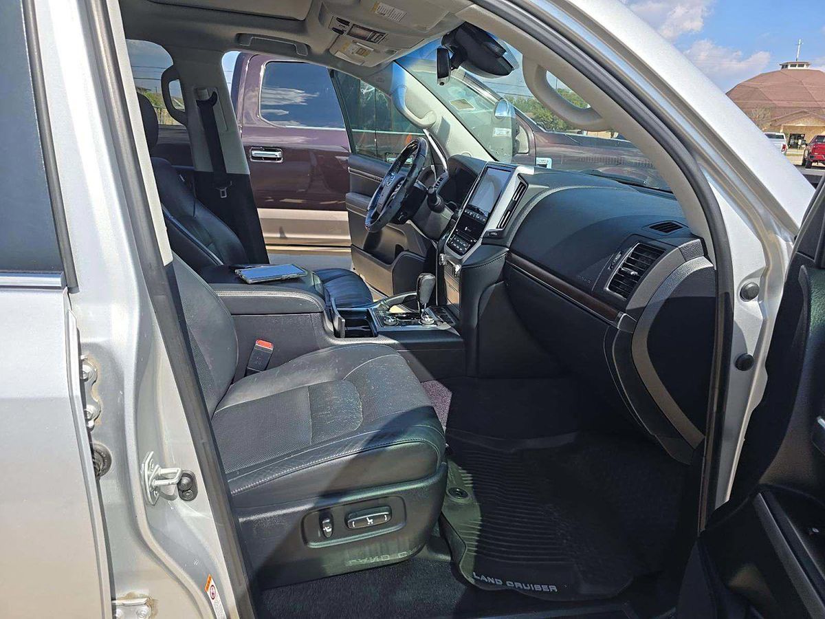 2016 Toyota Land Cruiser photo 4