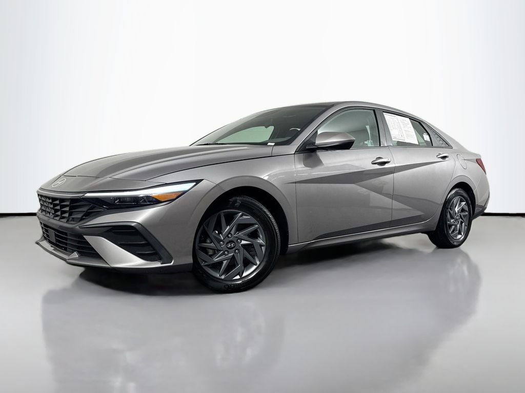 Hyundai Elantra photo 2