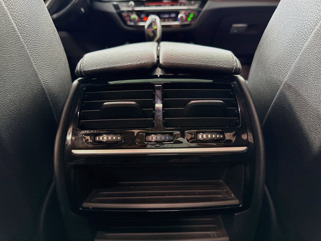 Photo 33 of this BMW 5 Series