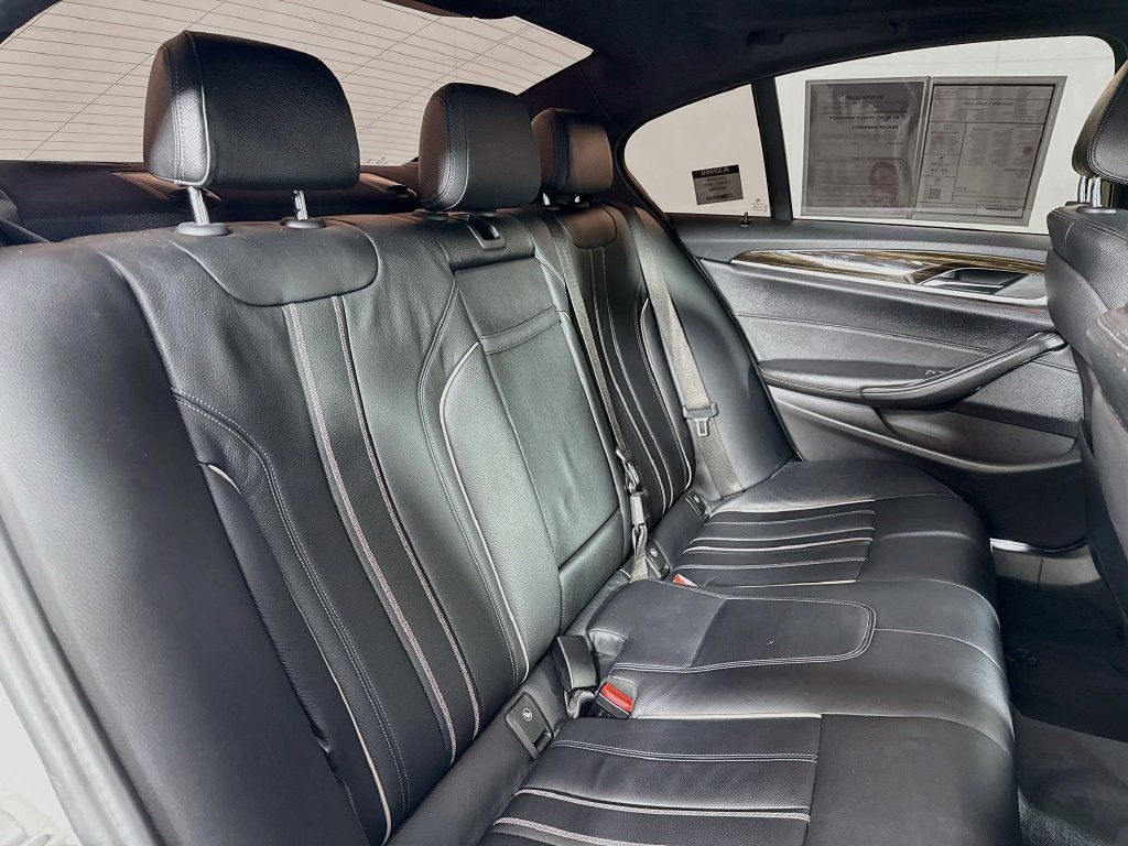 Photo 36 of this BMW 5 Series