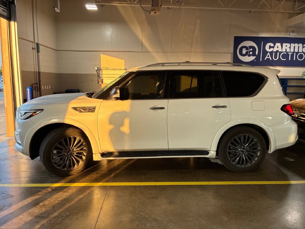 Infiniti QX80 photo 3