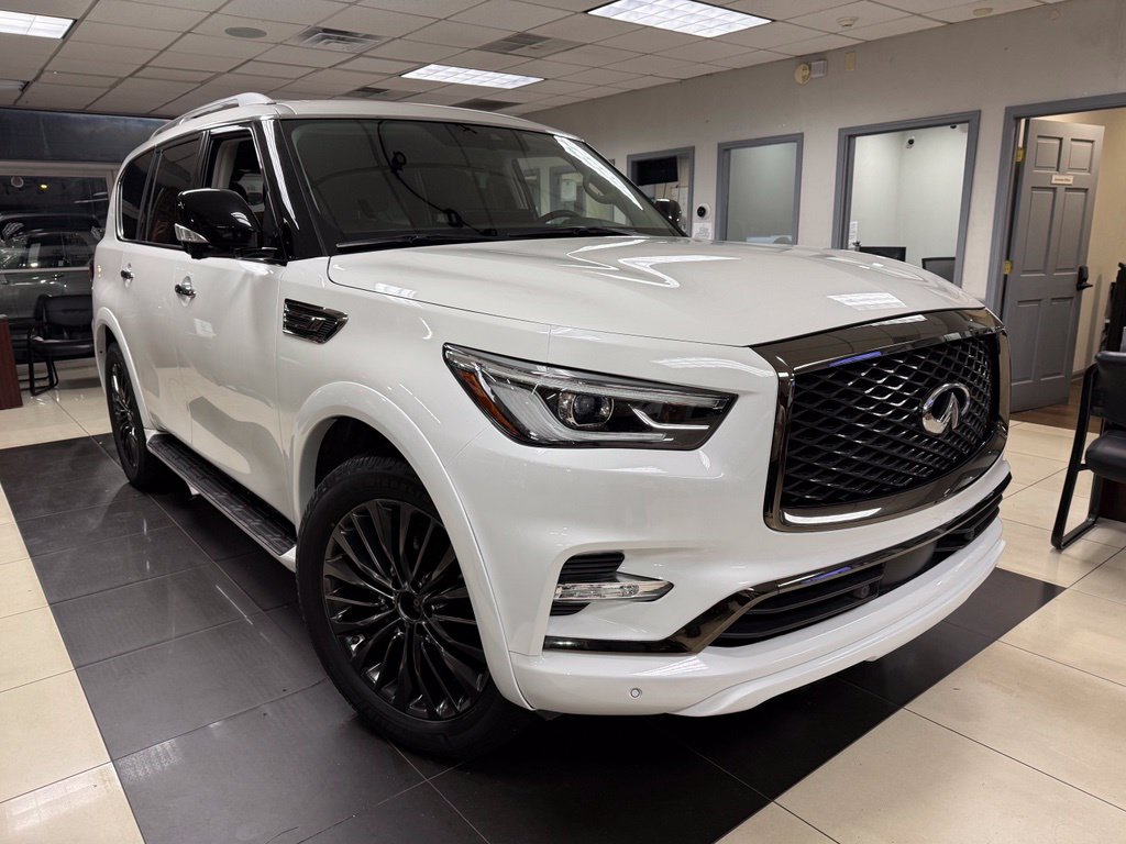 Photo 3 of this INFINITI QX80