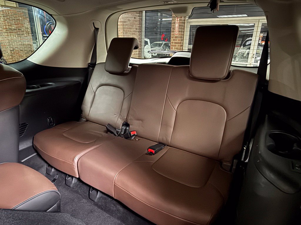 Photo 18 of this INFINITI QX80