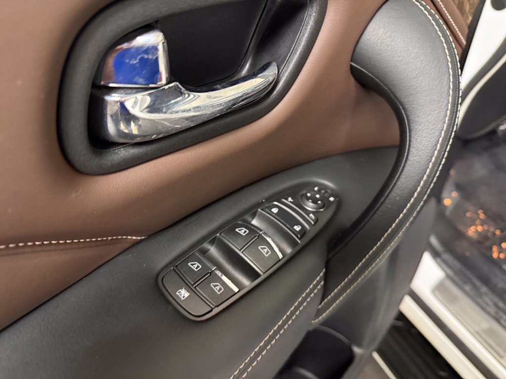 Photo 38 of this INFINITI QX80