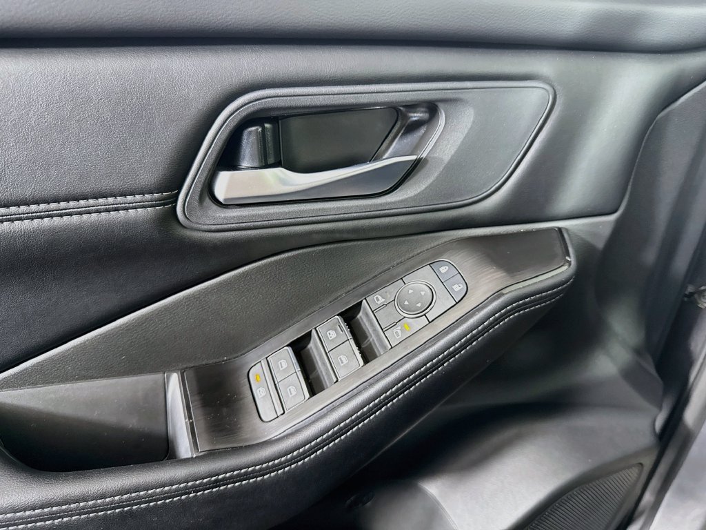 Photo 23 of this Nissan Rogue