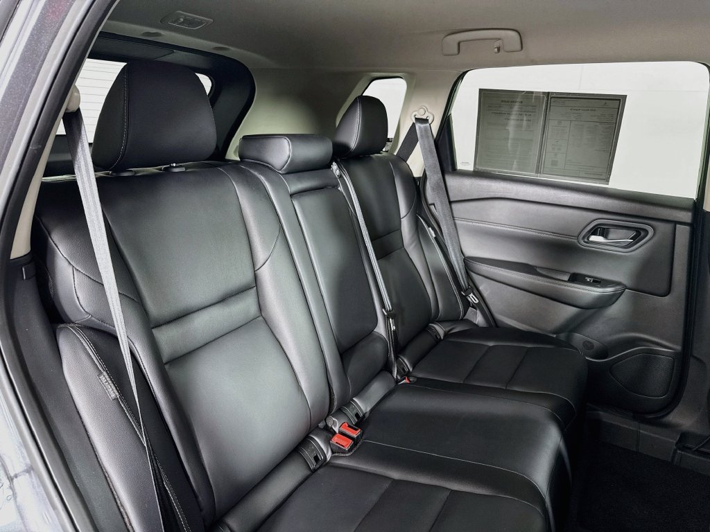 Photo 34 of this Nissan Rogue