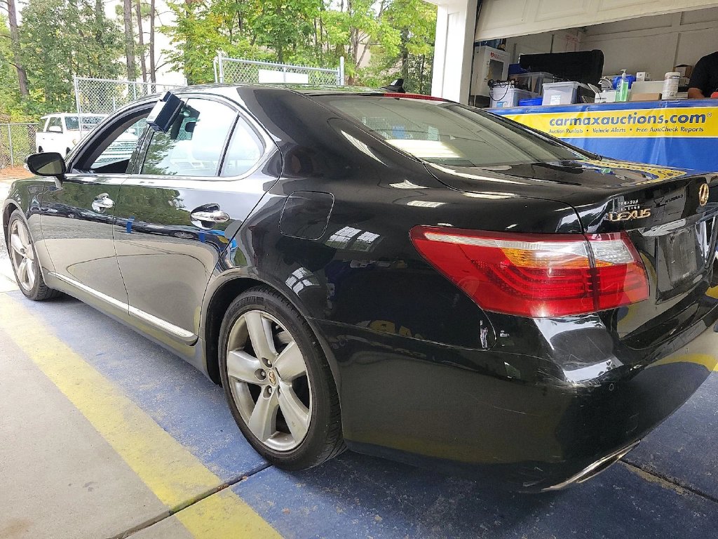Photo 3 of this Lexus LS 460