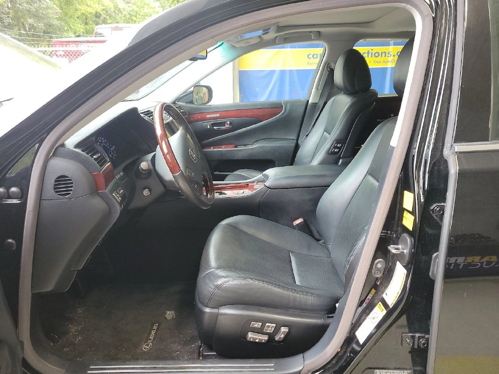 Photo 6 of this Lexus LS 460
