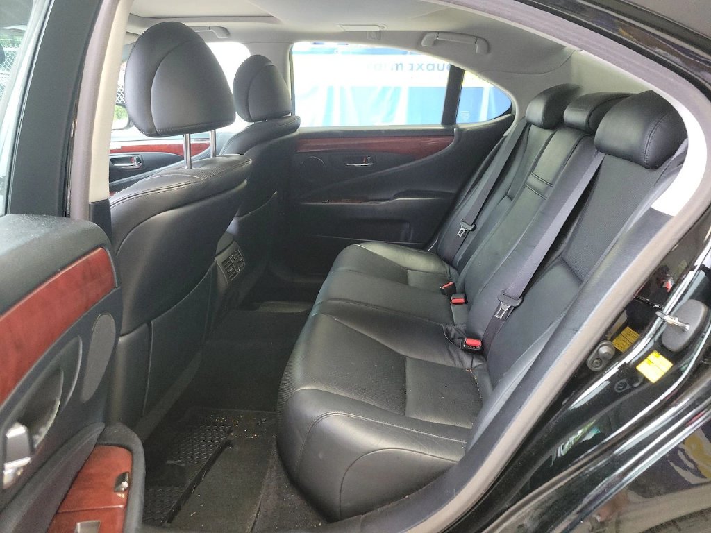Photo 7 of this Lexus LS 460