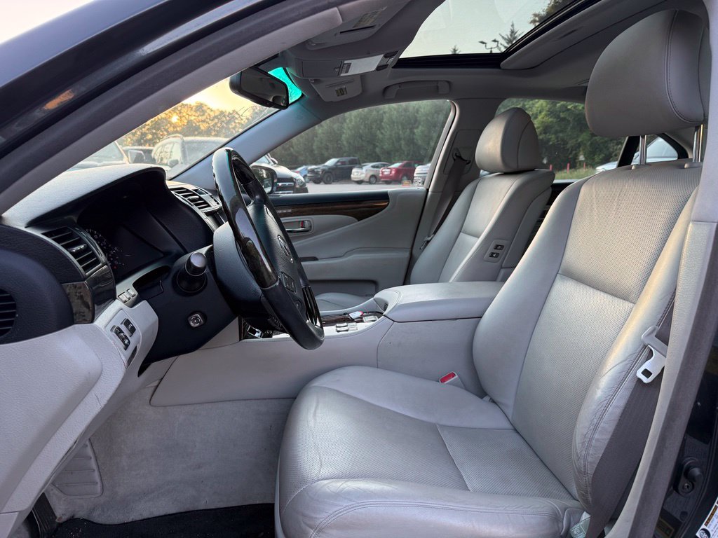 Photo 8 of this Lexus LS 460