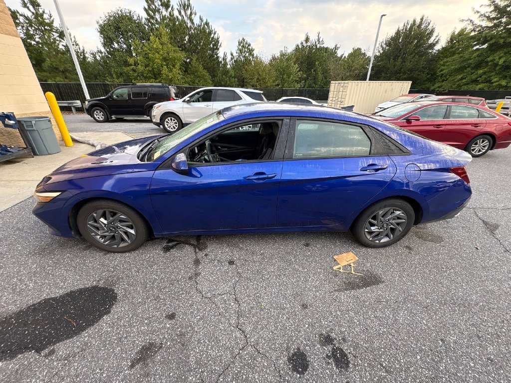 Photo 4 of this Hyundai Elantra