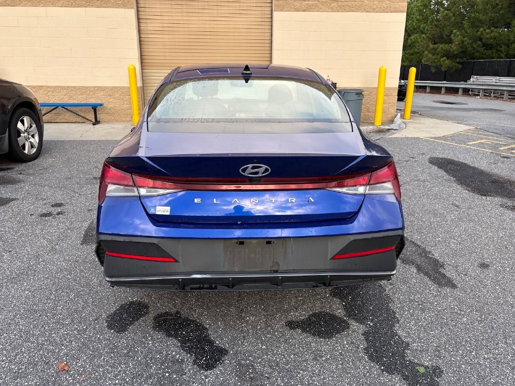 Photo 7 of this Hyundai Elantra