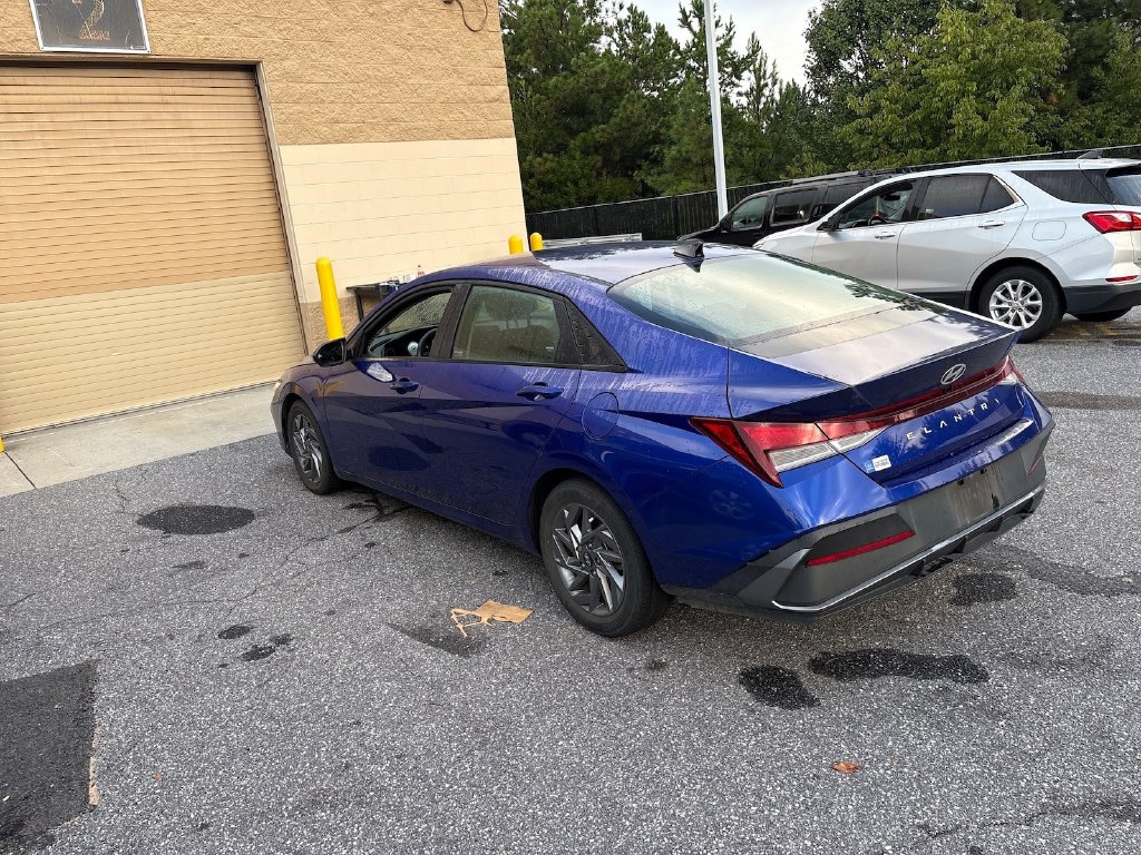 Photo 6 of this Hyundai Elantra