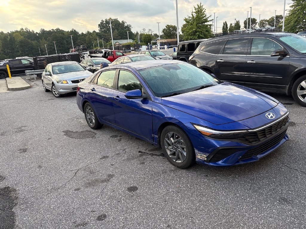 Photo 3 of this Hyundai Elantra