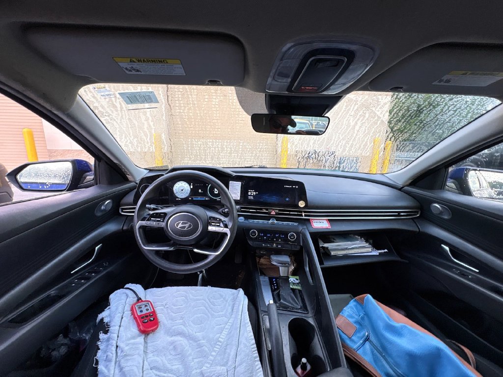 Photo 8 of this Hyundai Elantra