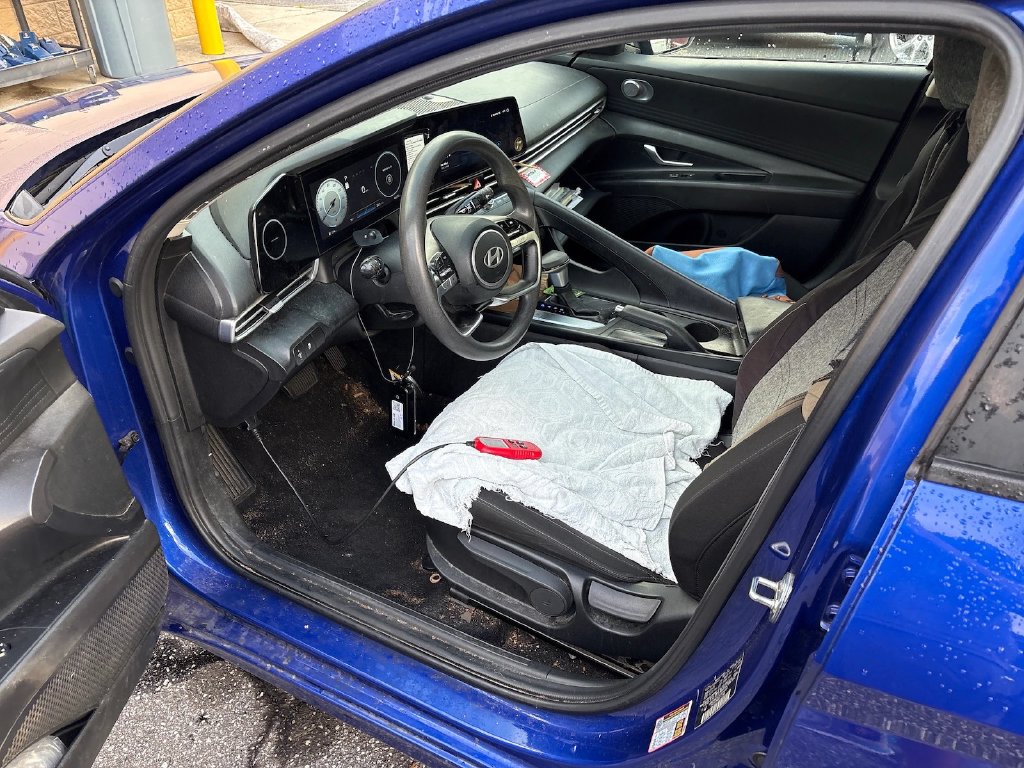 Photo 9 of this Hyundai Elantra