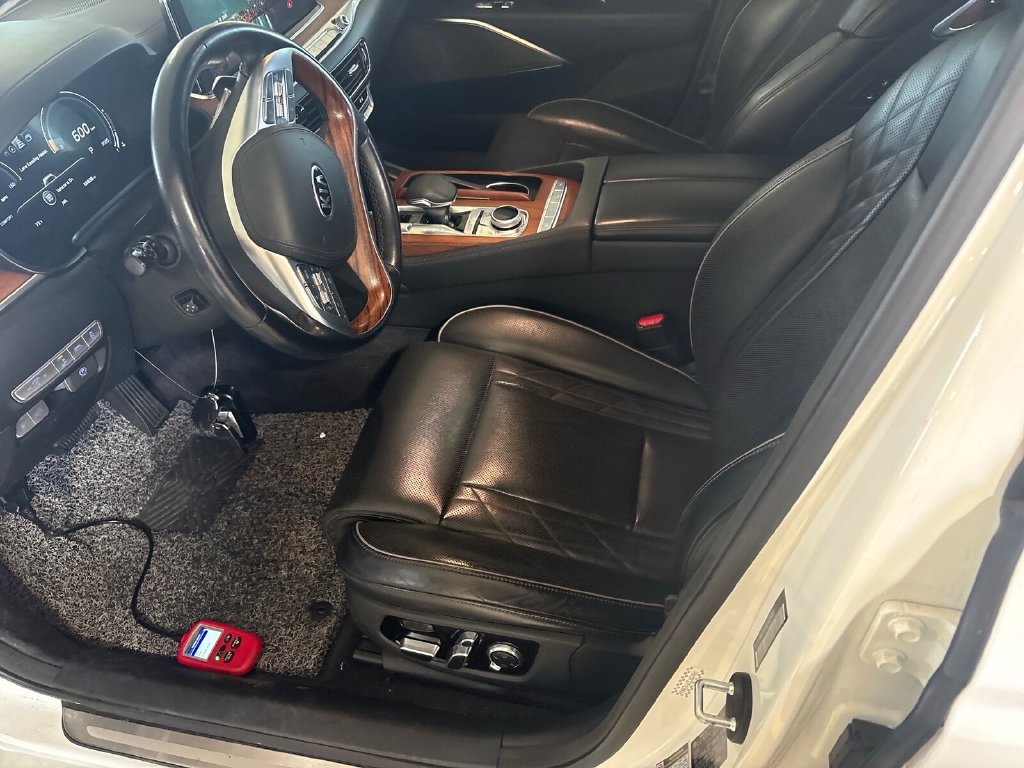 Photo 9 of this Kia K900