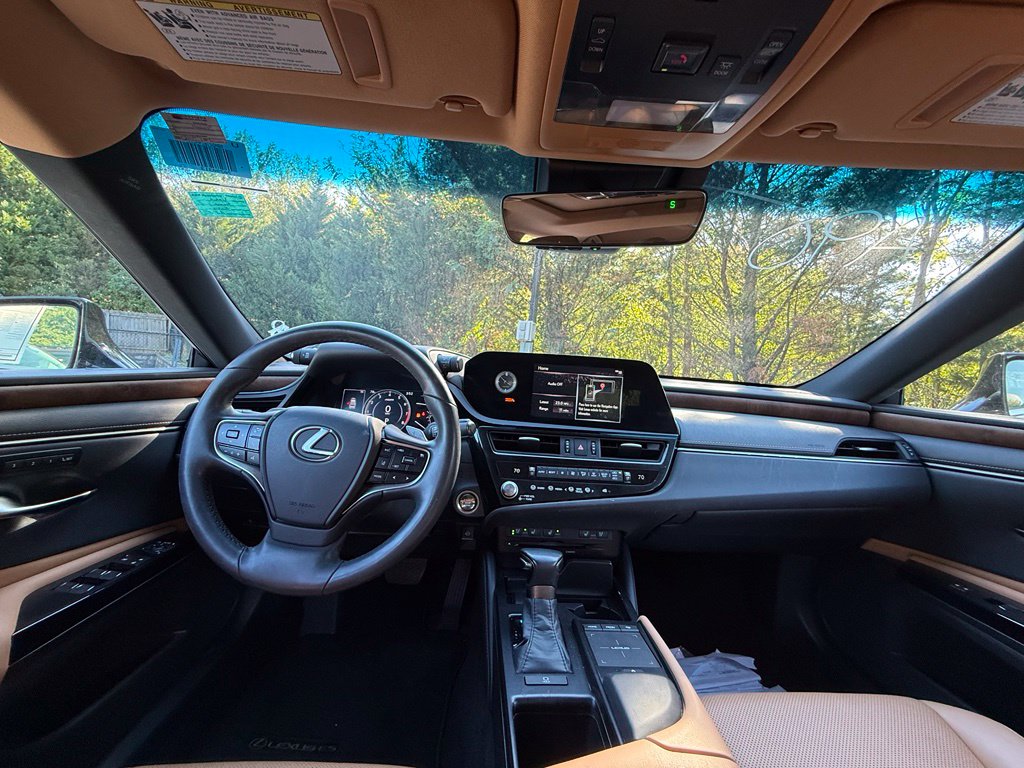 Photo 9 of this Lexus ES 350