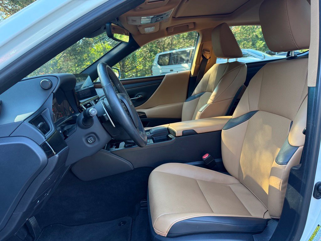 Photo 8 of this Lexus ES 350