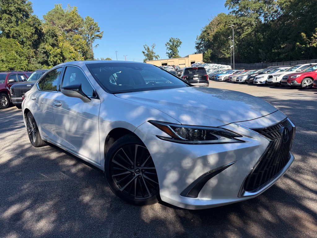 Photo 2 of this Lexus ES 350
