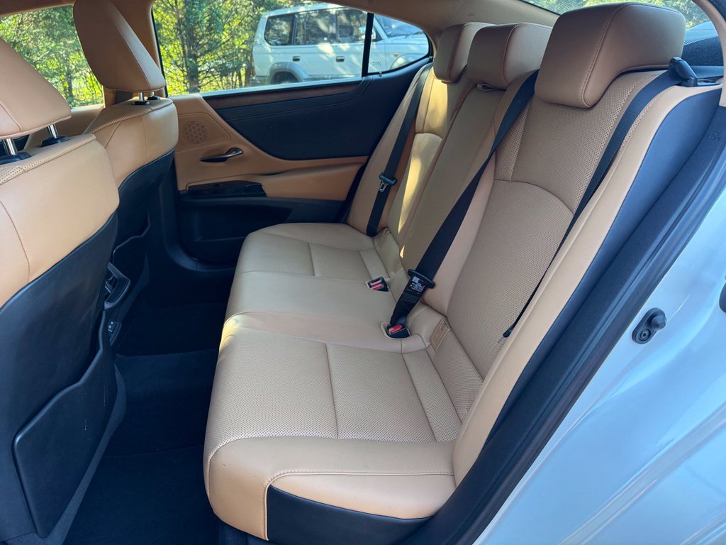Photo 7 of this Lexus ES 350