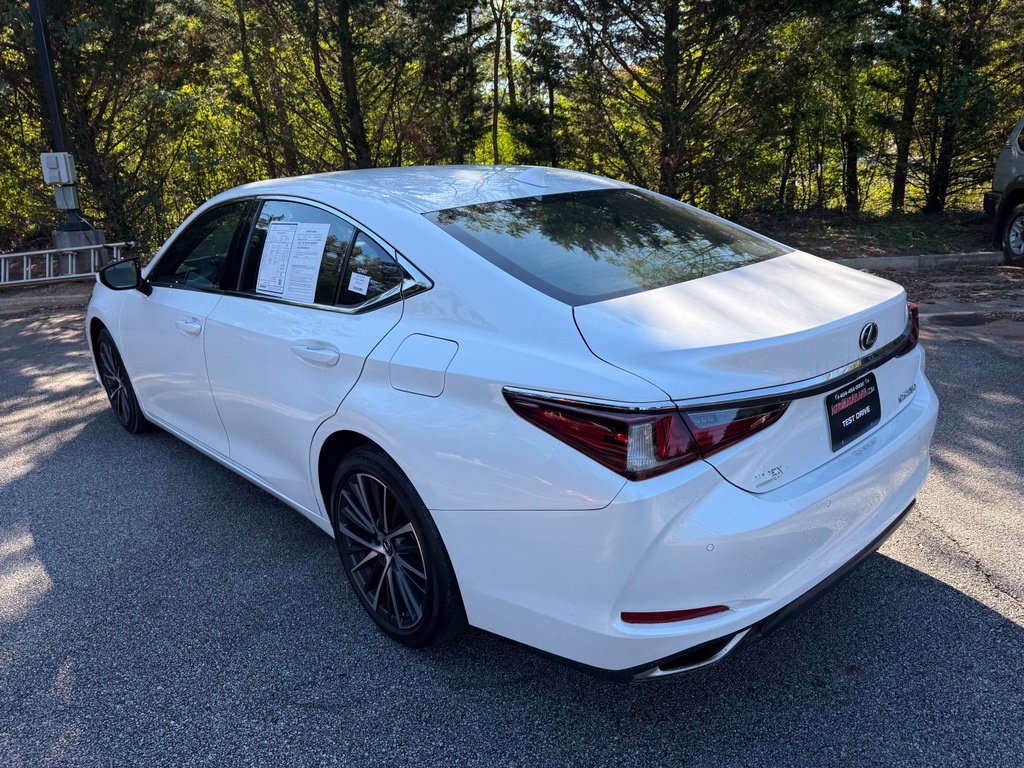 Photo 4 of this Lexus ES 350