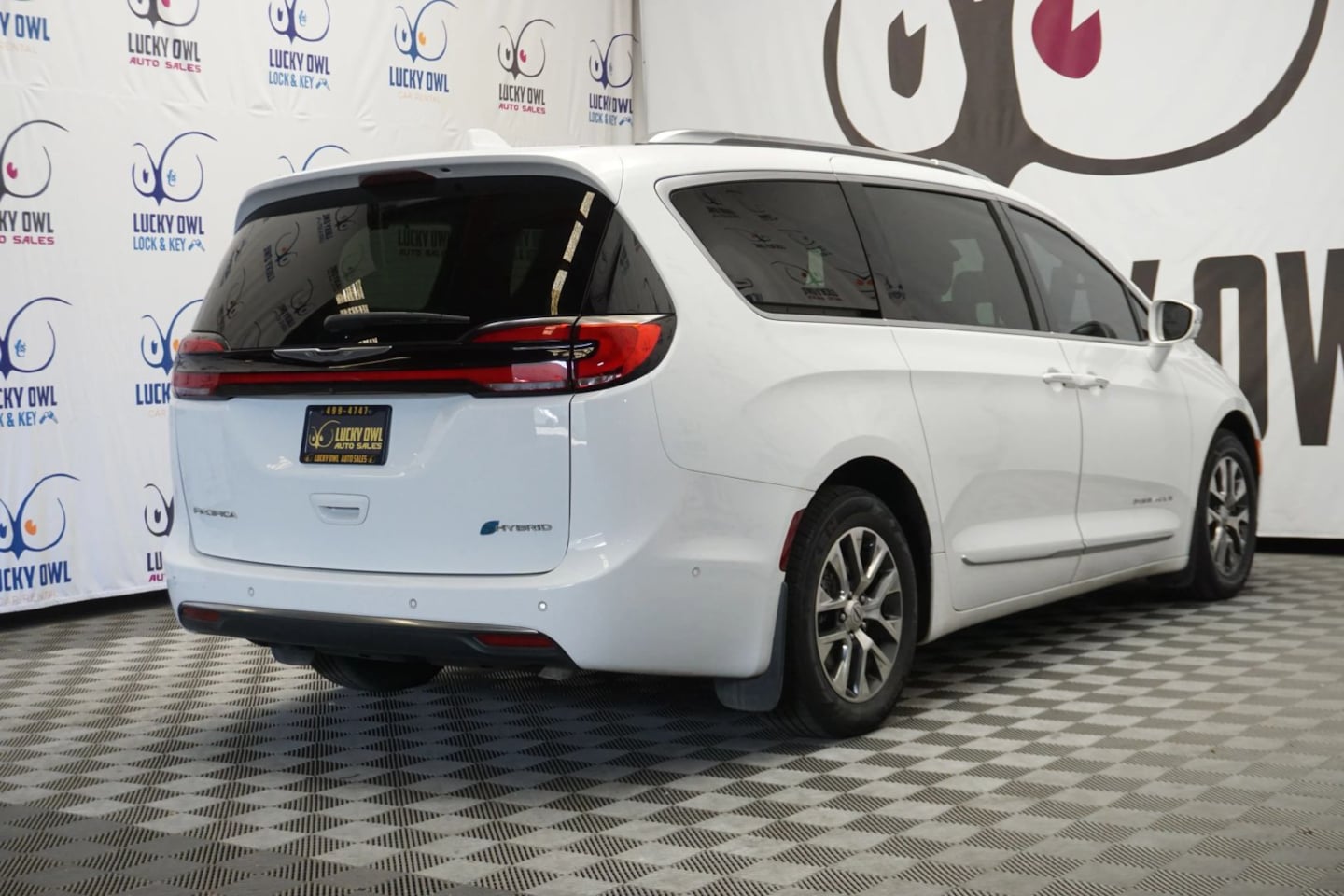 2022 Chrysler Pacifica Hybrid Pinnacle photo 2