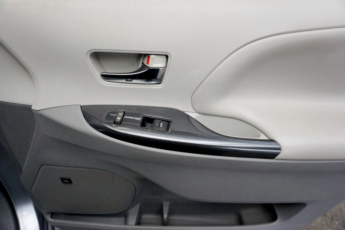 2014 Toyota Sienna SE - Photo 19
