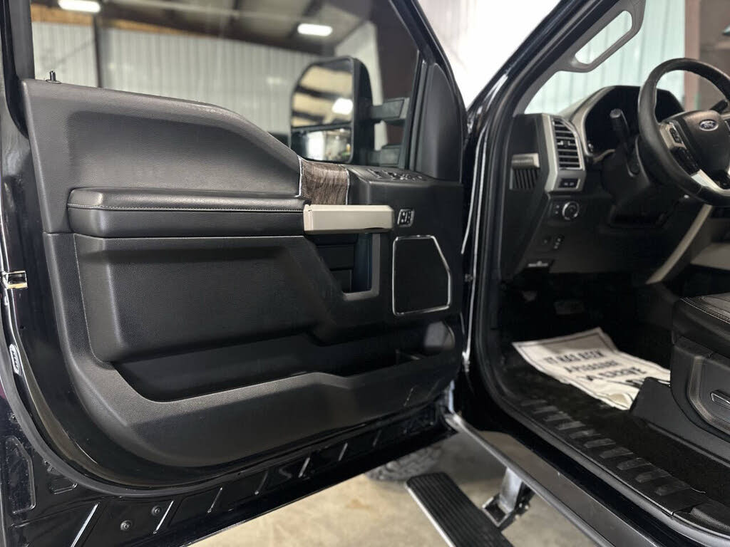 2017 Ford F-250 Lariat photo 16