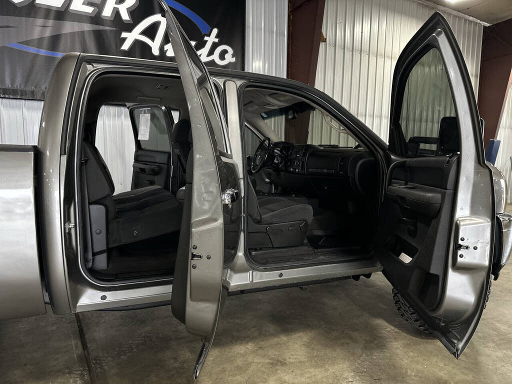 2008 Chevrolet Silverado 2500HD photo 2