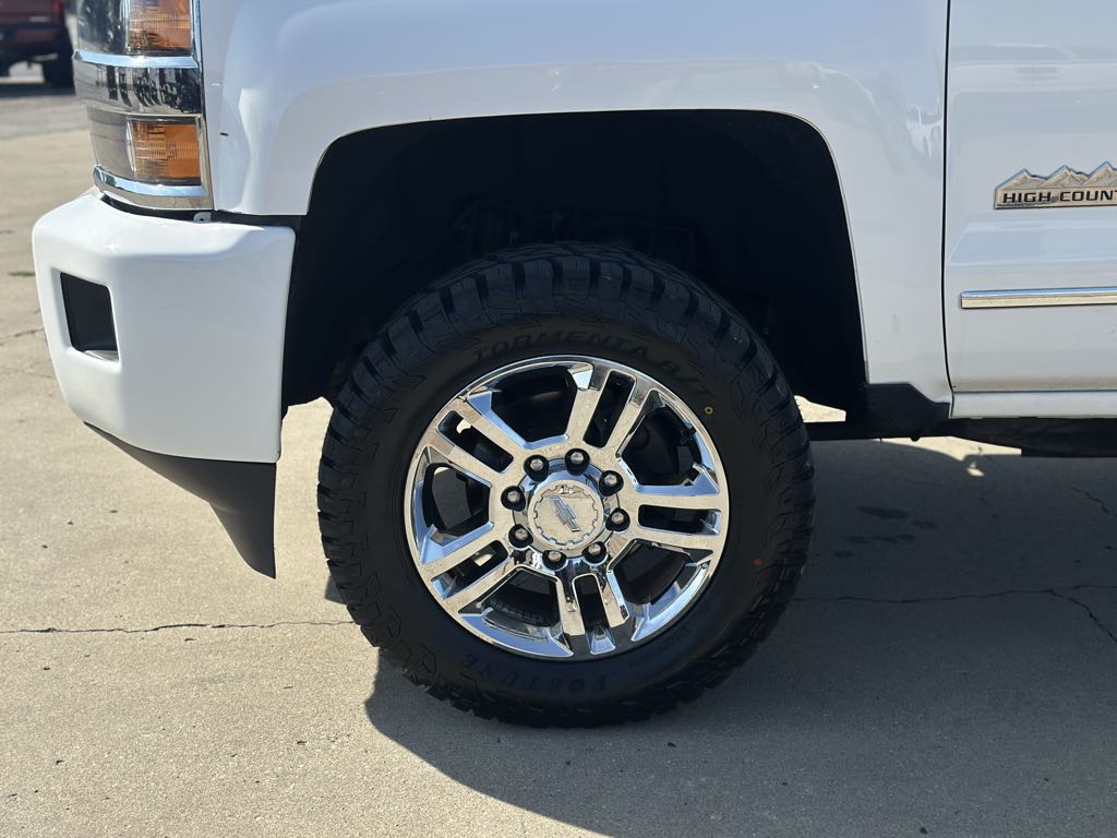 2016 Chevrolet Silverado 2500HD High Country photo 3