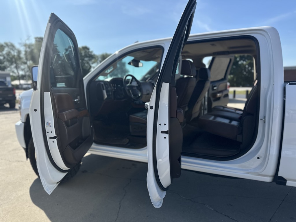 2016 Chevrolet Silverado 2500HD High Country photo 5