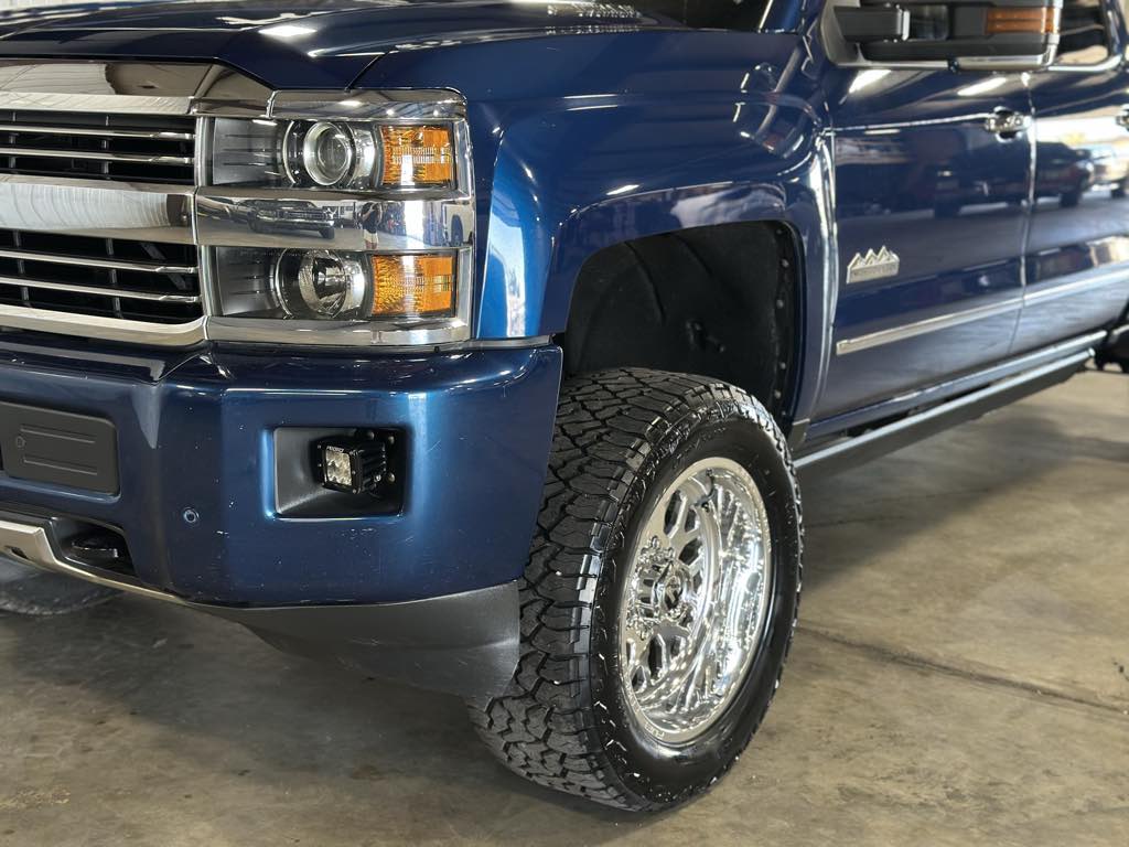 2016 Chevrolet Silverado 2500HD High Country photo 3