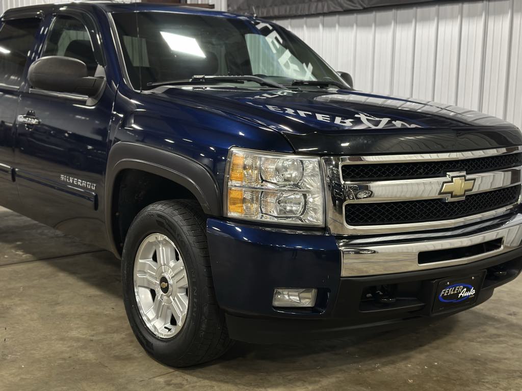 2011 Chevrolet Silverado 1500 LT photo 2