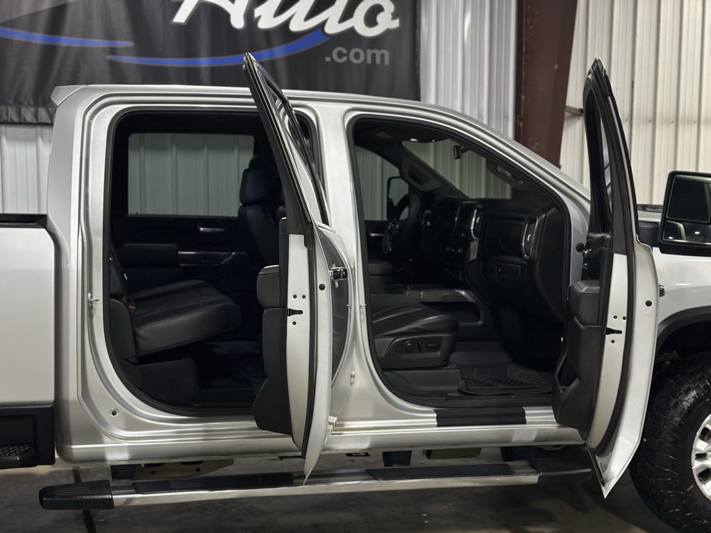 2020 Chevrolet Silverado 2500HD LTZ photo 3