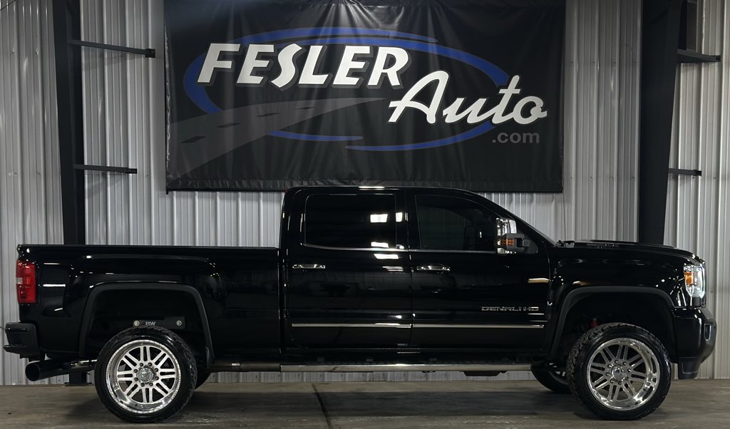 2017 GMC Sierra 4WD Crew Cab Standard Box Denali's photo