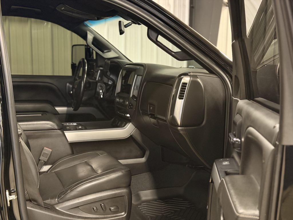 2019 Chevrolet Silverado 2500HD LTZ - Photo 3