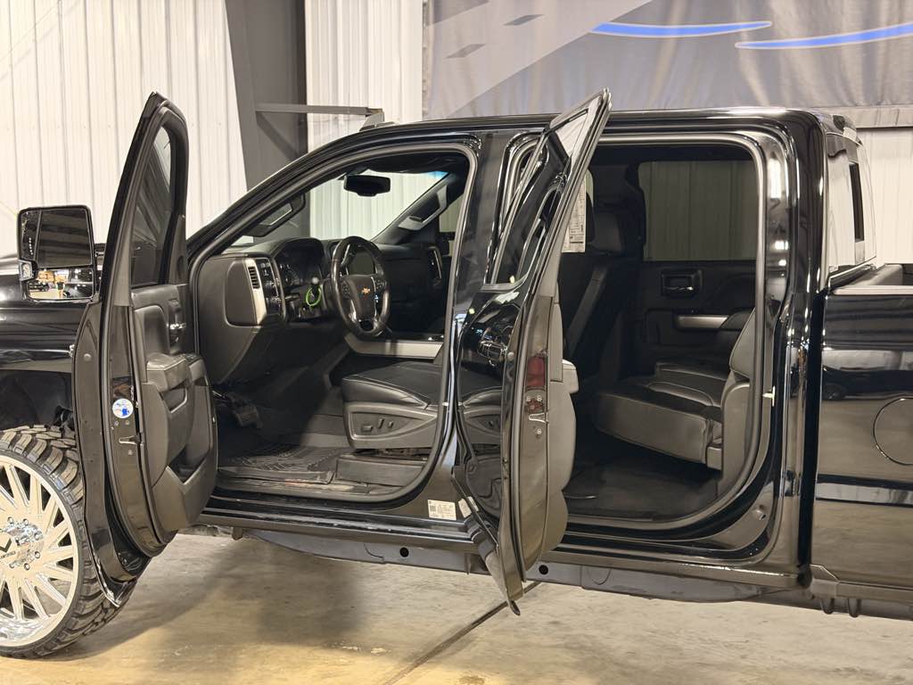 Photo 19 of this Chevrolet Silverado 2500HD