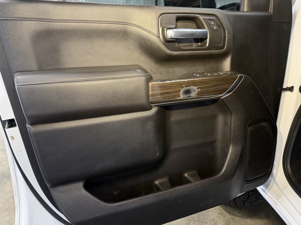 Photo 33 of this Chevrolet Silverado 2500HD