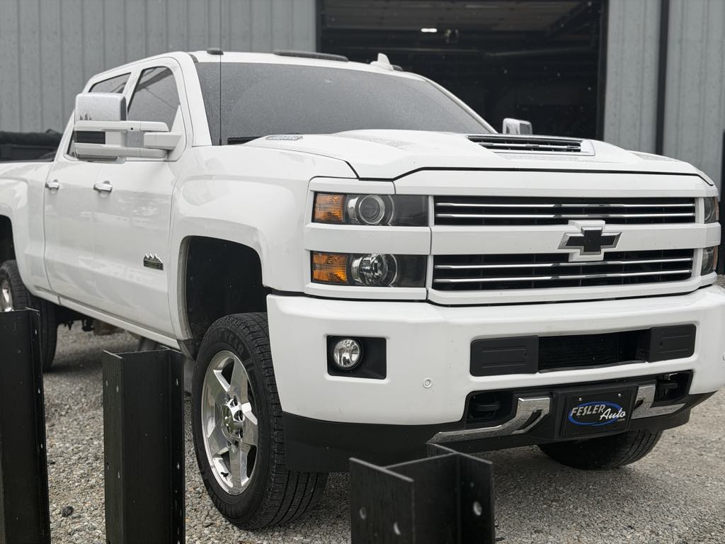 Photo 3 of this Chevrolet Silverado 2500HD