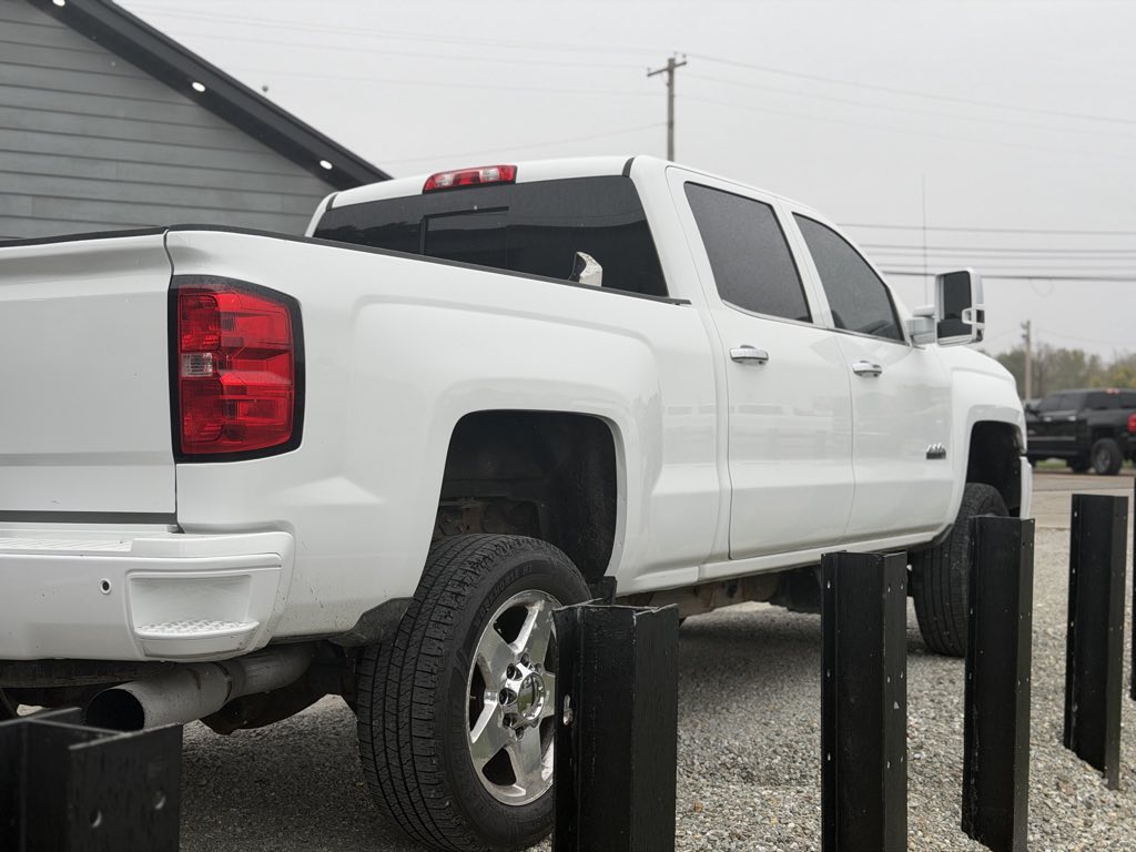 Photo 4 of this Chevrolet Silverado 2500HD
