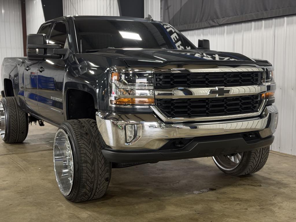 Photo 23 of this Chevrolet Silverado 1500 LD