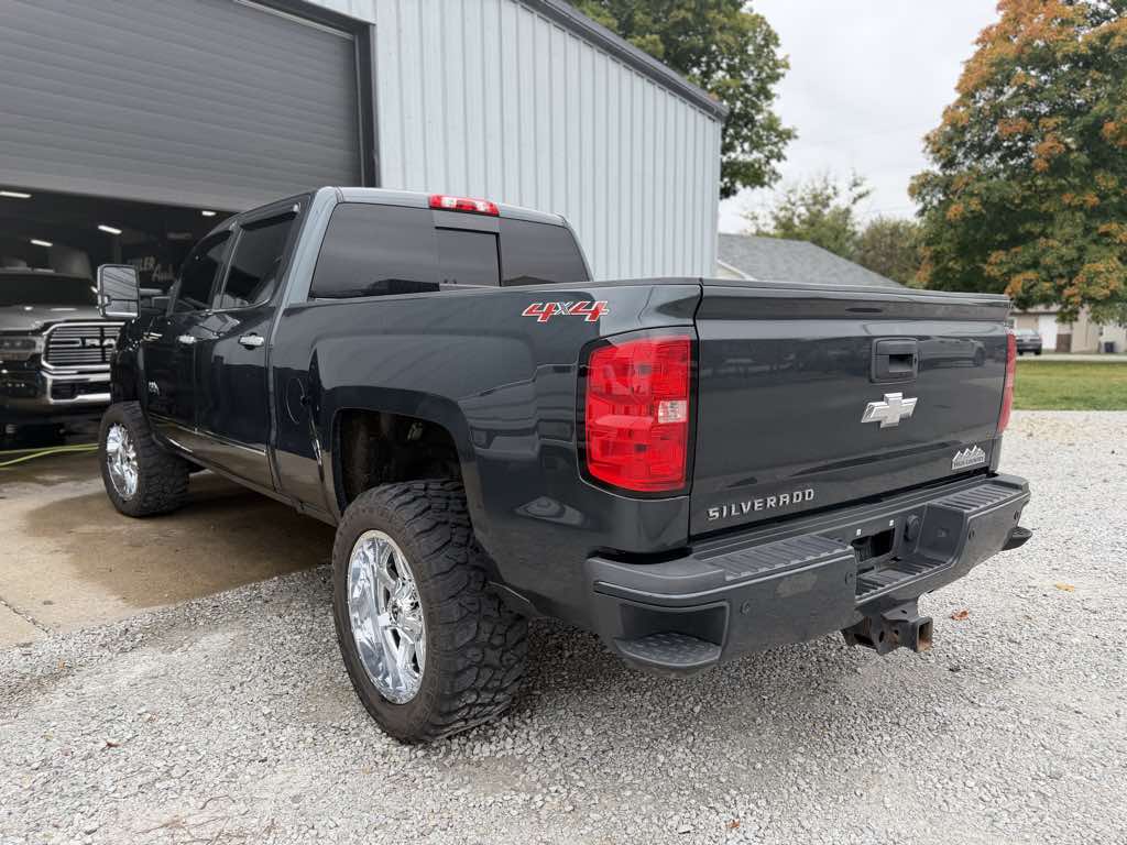 Photo 3 of this Chevrolet Silverado 2500HD