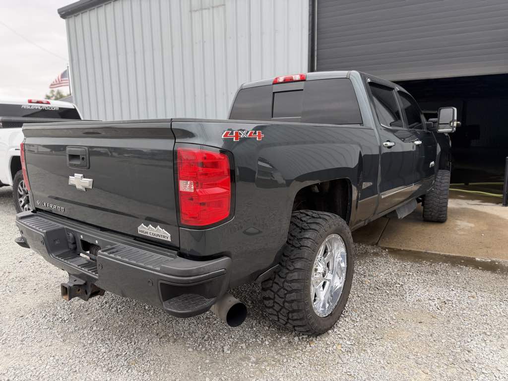 Photo 4 of this Chevrolet Silverado 2500HD