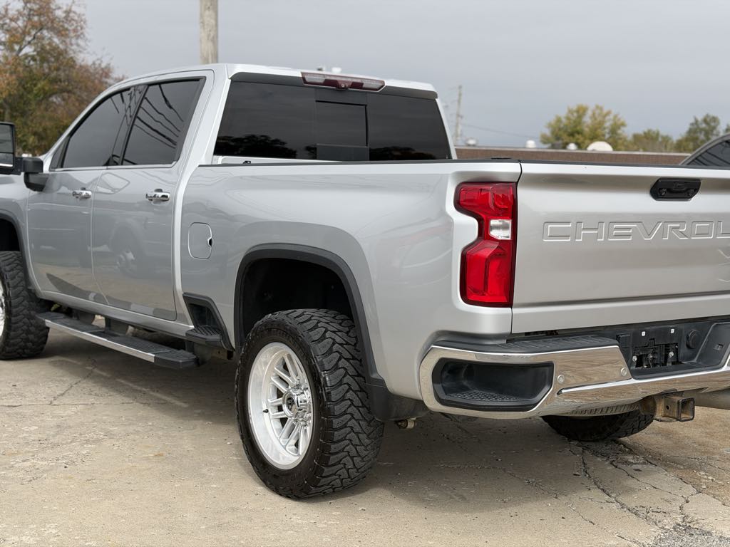 Photo 2 of this Chevrolet Silverado 2500HD
