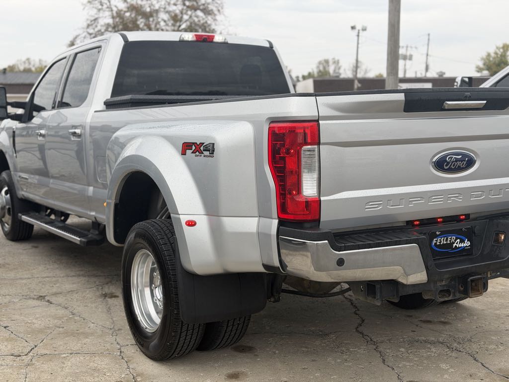 Photo 2 of this Ford Super Duty F-350 DRW
