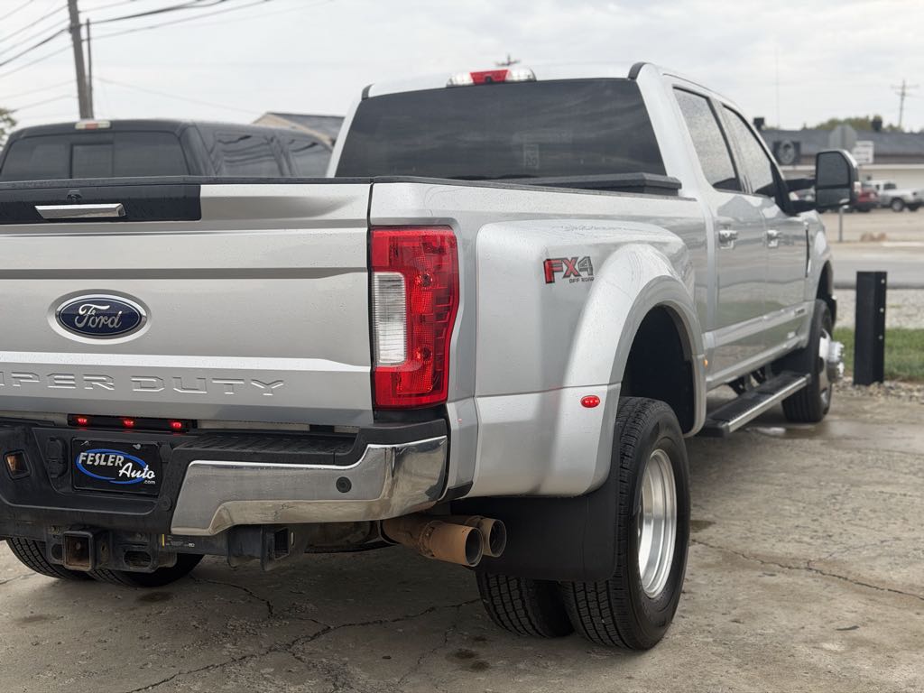 Photo 3 of this Ford Super Duty F-350 DRW