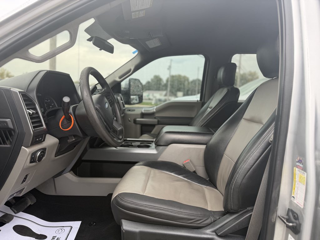 Photo 5 of this Ford Super Duty F-350 DRW